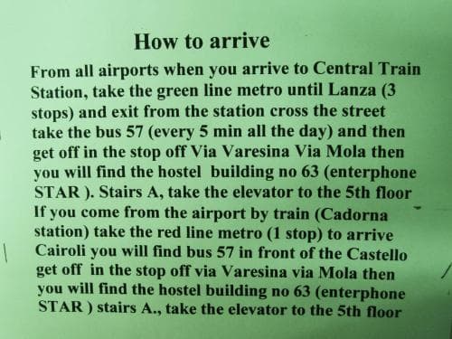 A detailed travel guide on a green background outlines the steps to reach a hostel via metro and bus from various airports, ideal for travelers seeking clear navigation instructions in an urban setting.