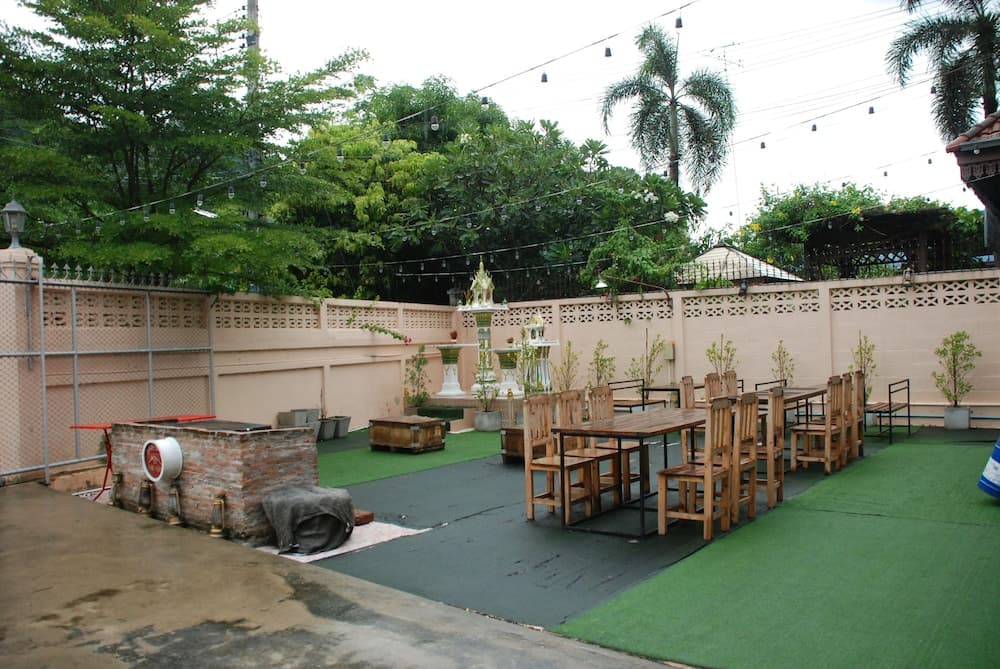 ME HUG Hostel&Restaurant
