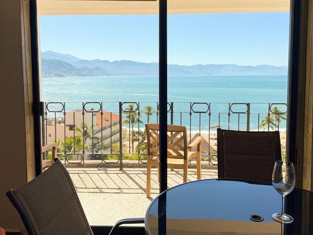 Beautiful ocean view, pool & beach!