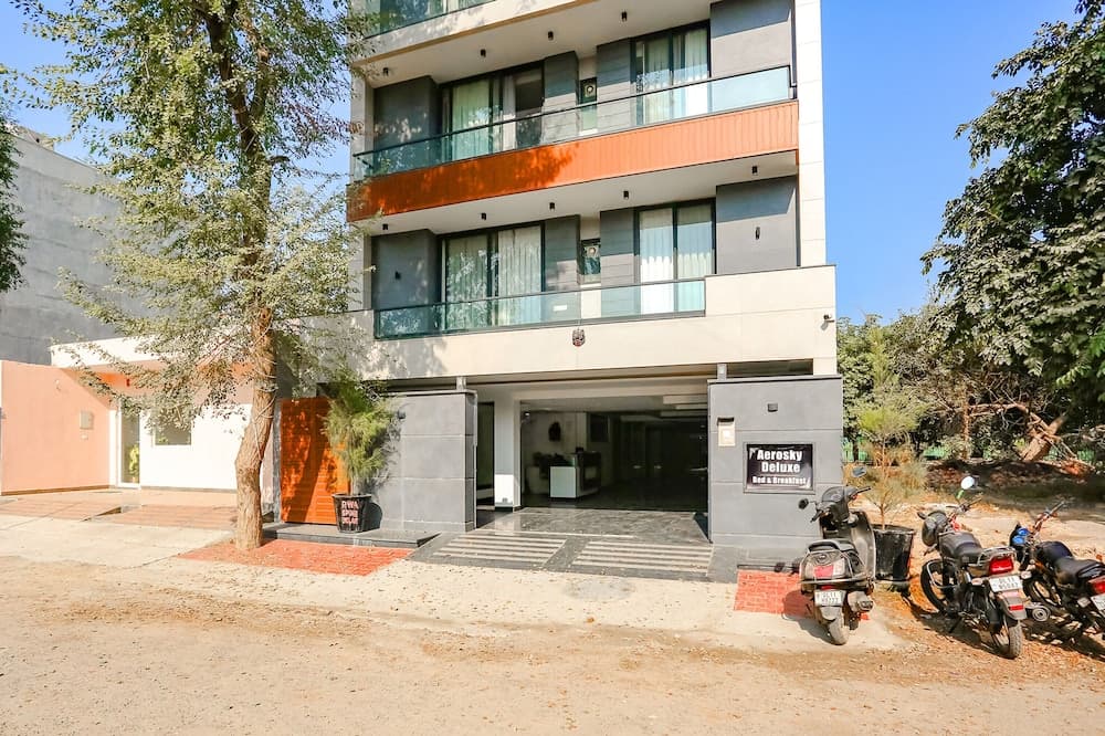 FabExpress Aerosky Deluxe - Nr Yashobhoomi Convention Centre
