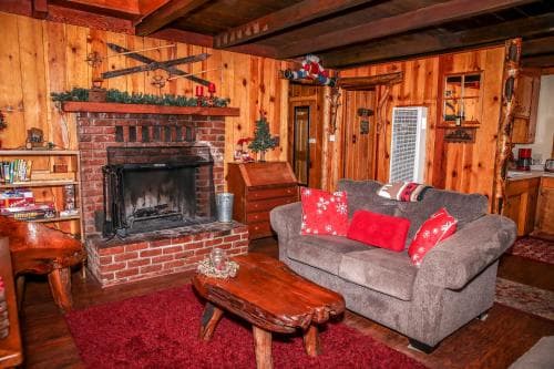 Little Bear Hug - Pet Friendly, Fireplace, Deck, Barbecue