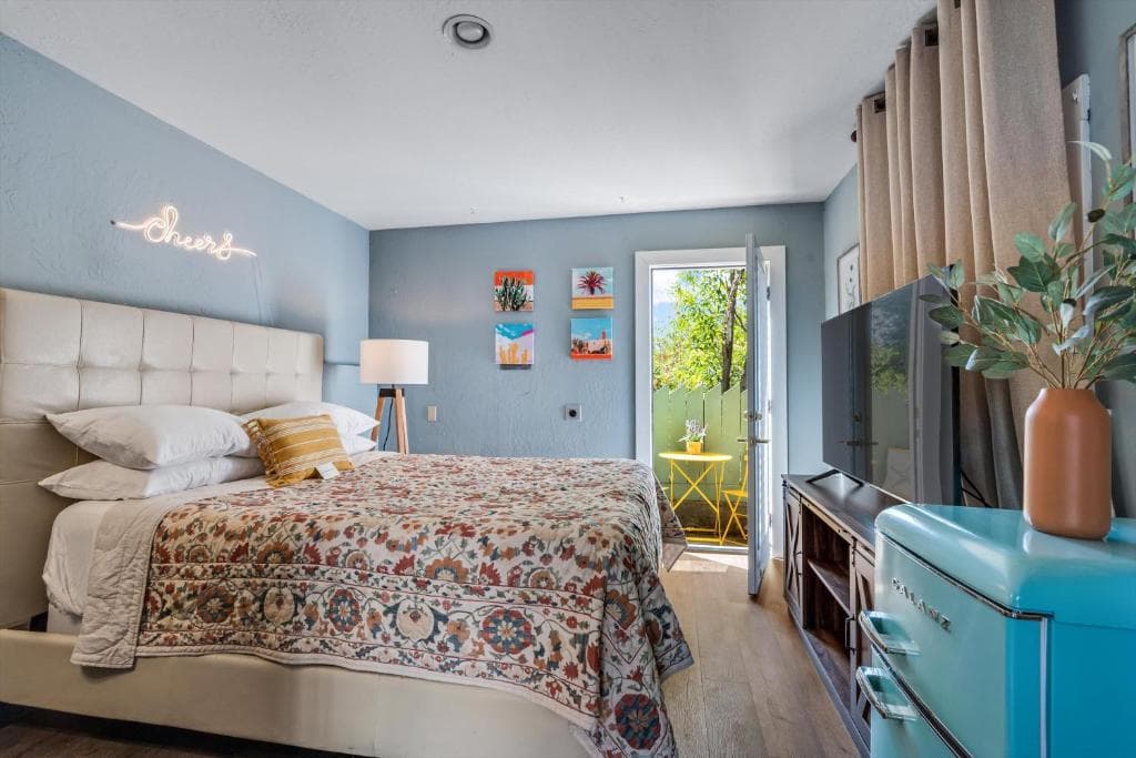 Cinnamon Bear Creekside Inn