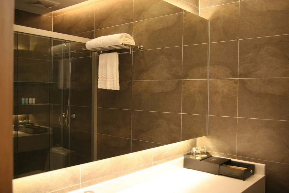 J hotel