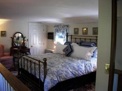 Honeysuckle Hill Inn