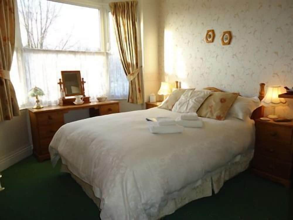 Linroy Guest House