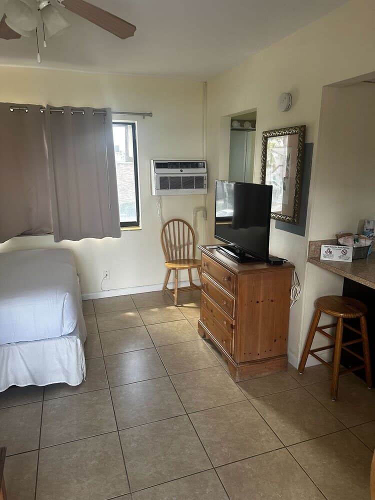 Emerald Seas Ocean Front Motel