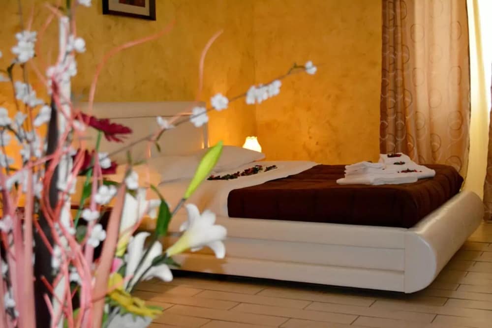 Candia Rooms