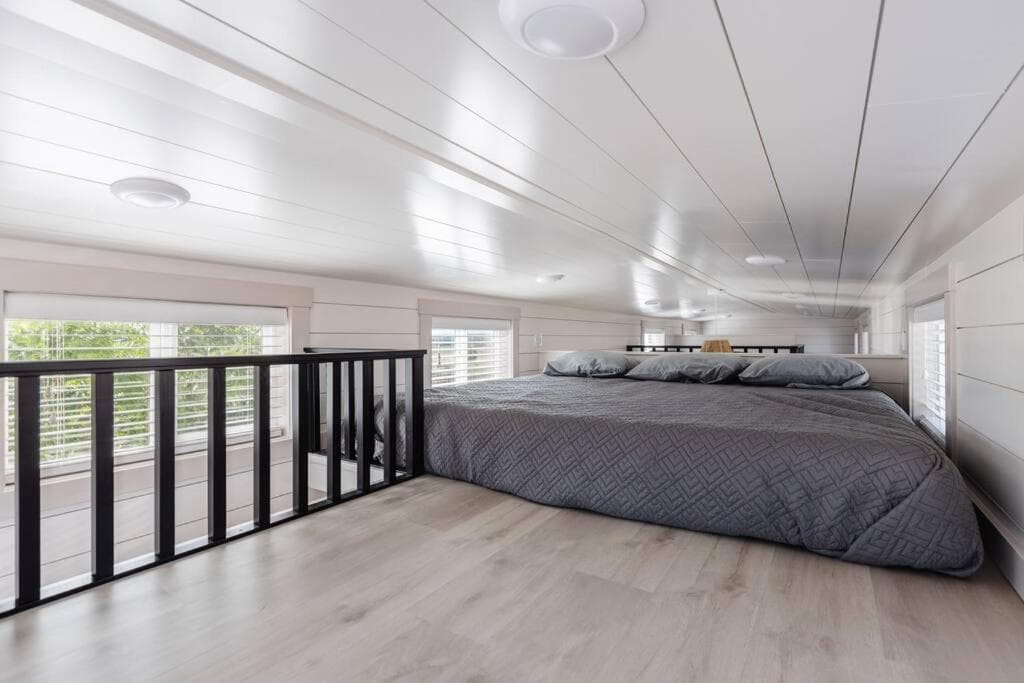 Convient tiny home private deck