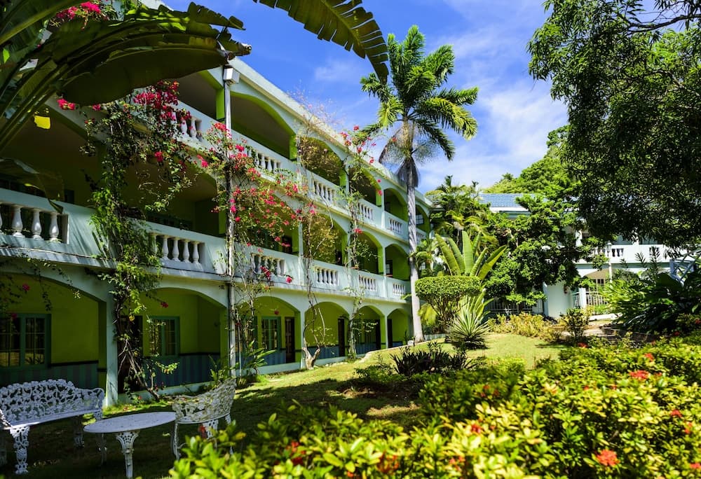 Doctors Cave Beach Hotel