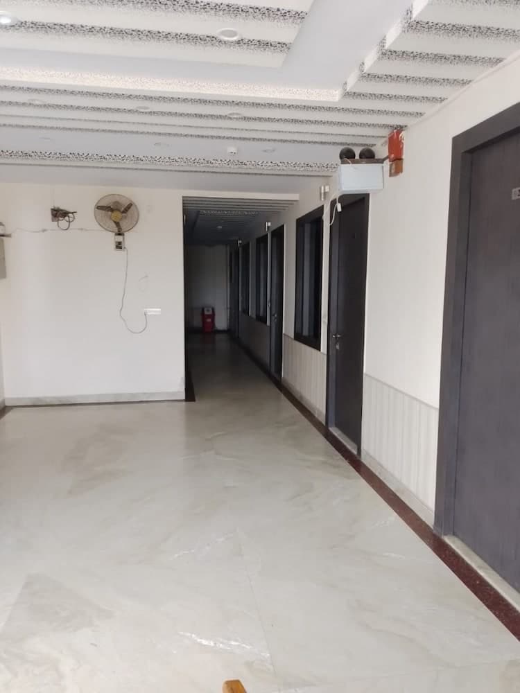 Goroomgo Ganga Palace Mathura