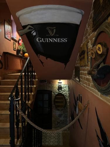 Shoemaker Irish Pub & Accommodation Hotel