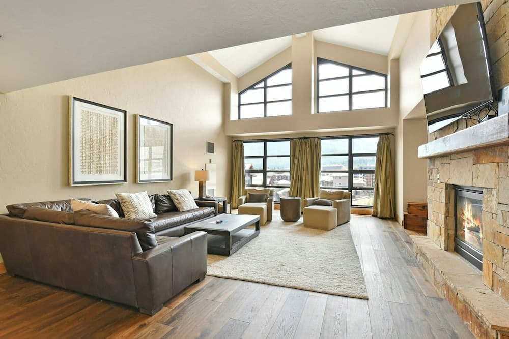 The Grand Summit Hotel in the Canyons Village - Walk to Ski Lift - Pool, Gym, Spa, More!
