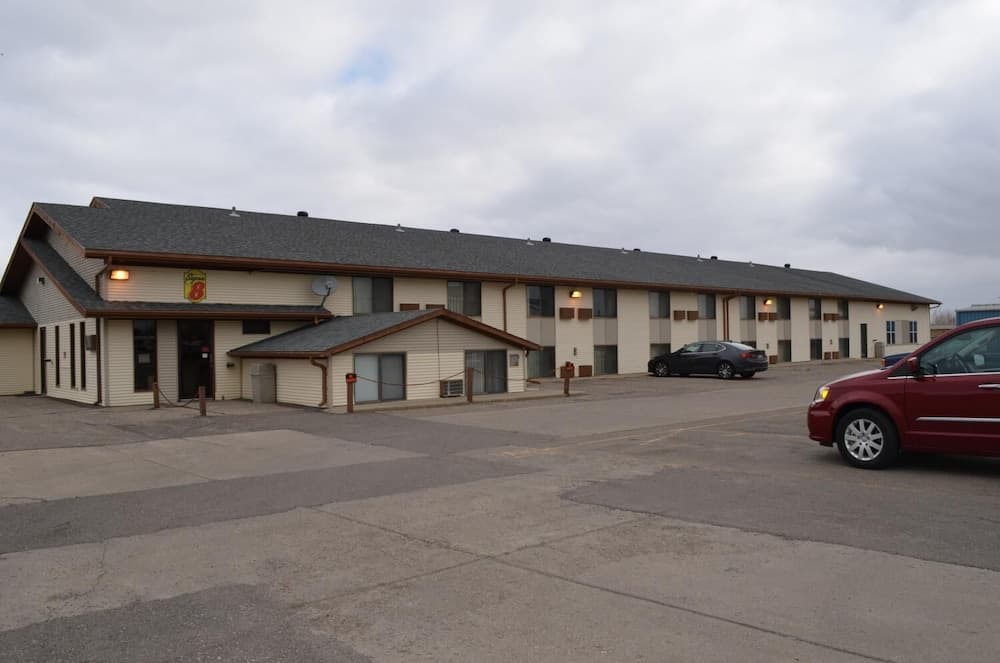 Super 8 by Wyndham Devils Lake