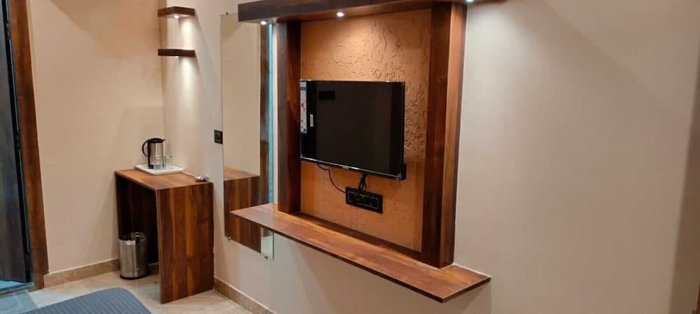 Hotel Bhatia Inn