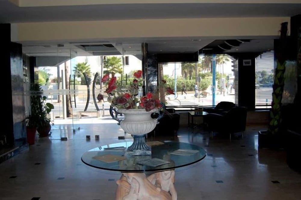 Hotel De La Corniche
