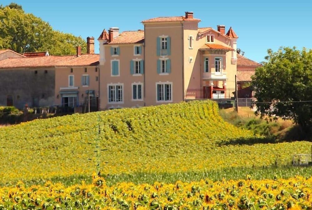 Chateau Coquelicot