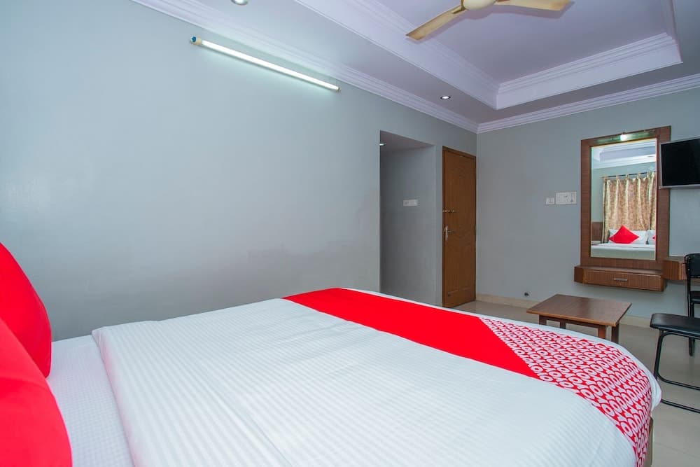 OYO Flagship 18338 White Fort