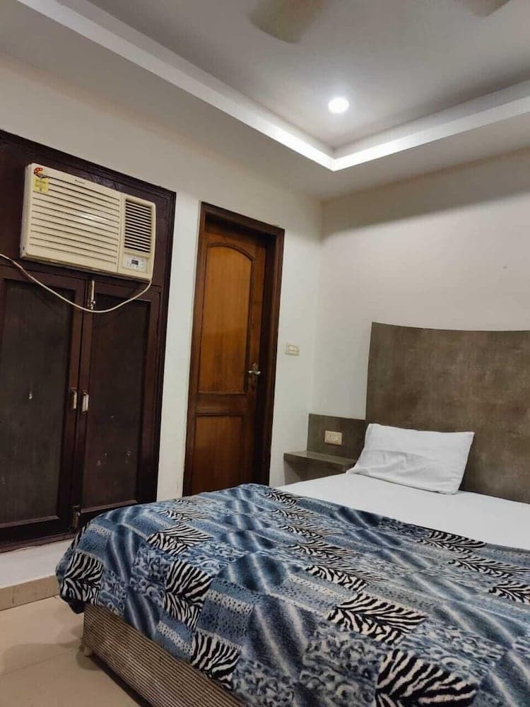 Deepak Hotel