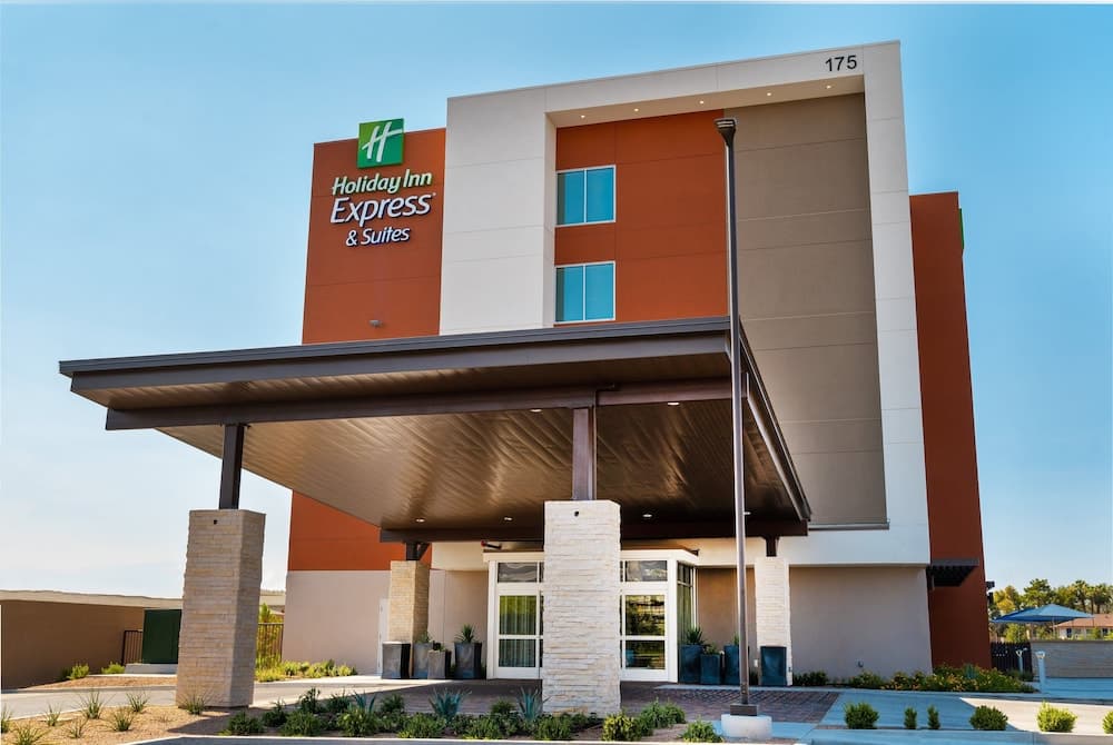 Holiday Inn Express & Suites - Las Vegas - E Tropicana by IHG