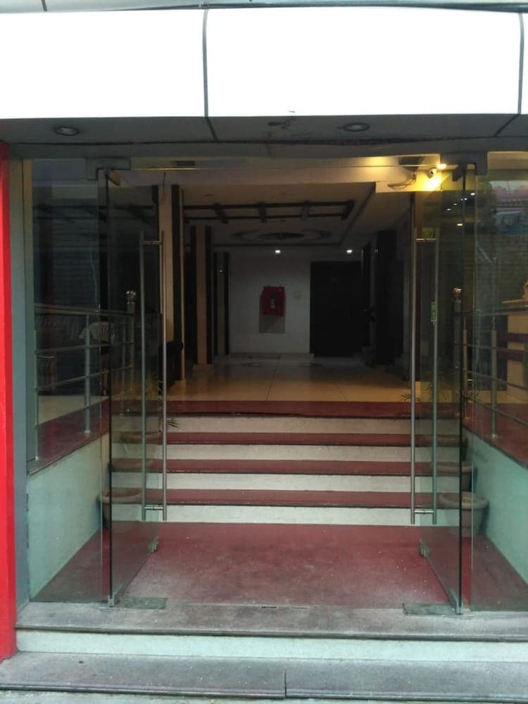 Goroomgo Samrat Charbagh Lucknow