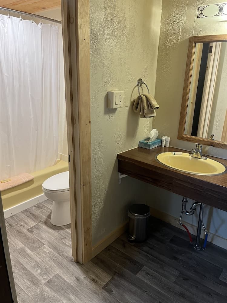 Brookside Motor Inn
