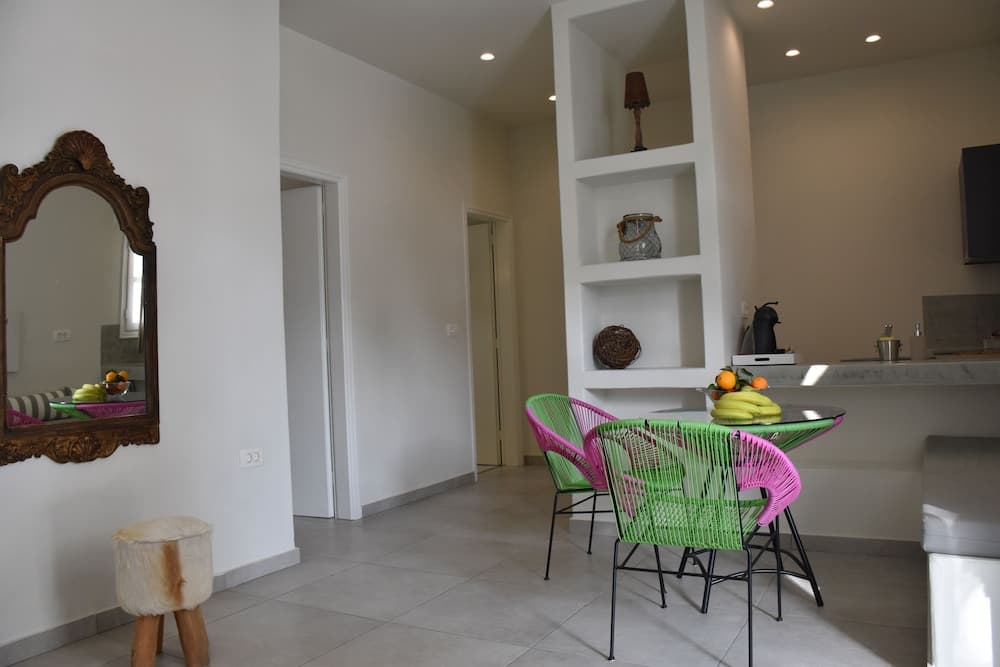 De_naxia Suites
