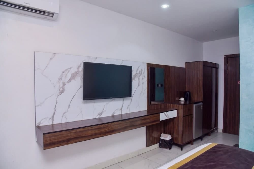Formula 2 Hotels and Suites