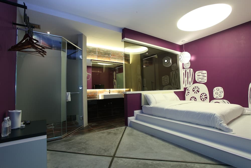 J Hotel