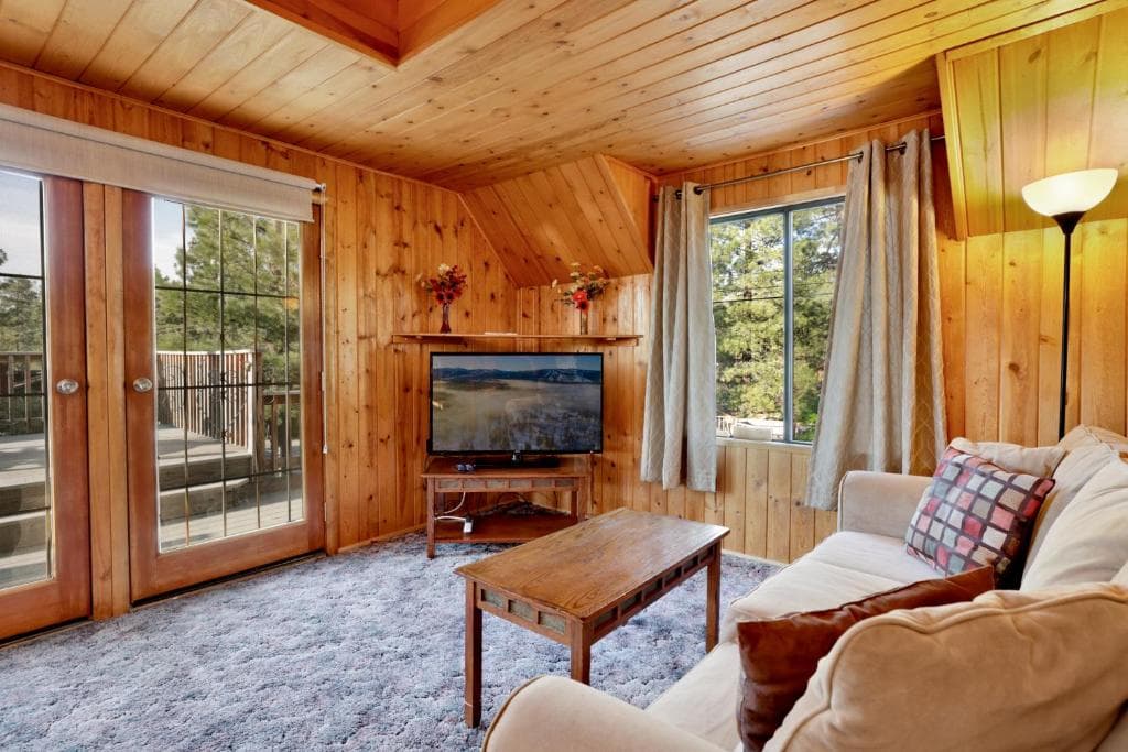 Pine Nest Relaxing Walk to Marina Cozy Chalet