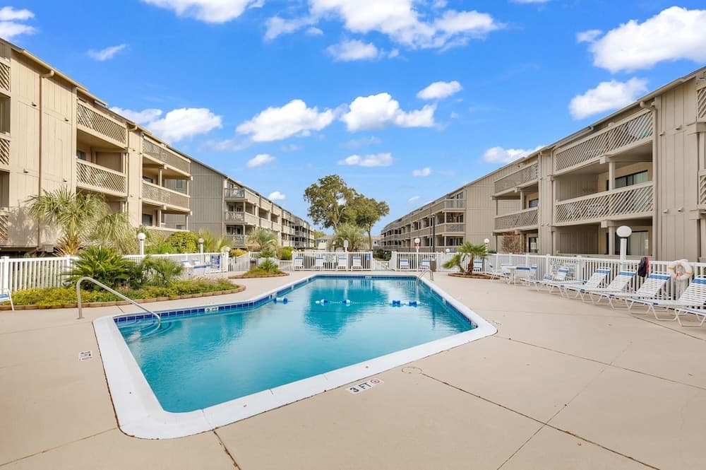 Spacious Modern Condo - 1st Floor - One Block to the Beach