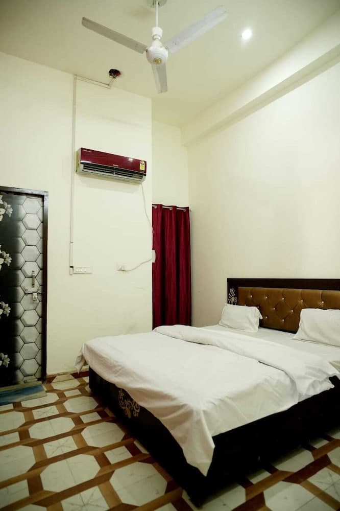 Shri Gauraj Dham Vrindavan