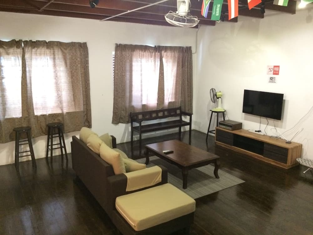 1981 Guest House Hostel