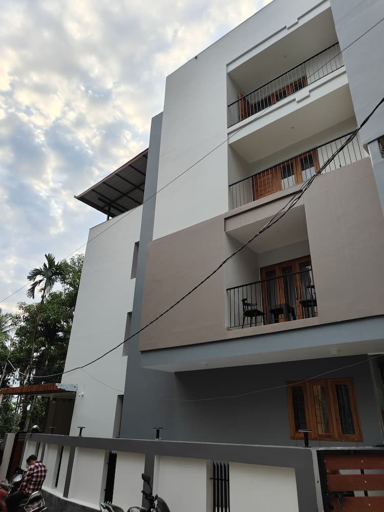 Sakthi Holiday s Inn