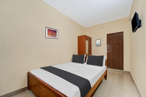 OYO Flagship 76827 Priya Stays