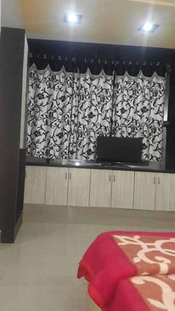 Iroomz VKG Complex