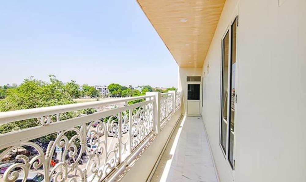 Fabhotel Park View