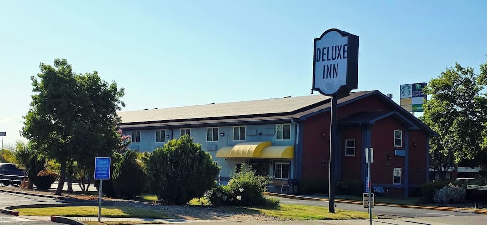 Super 8 by Wyndham Willows