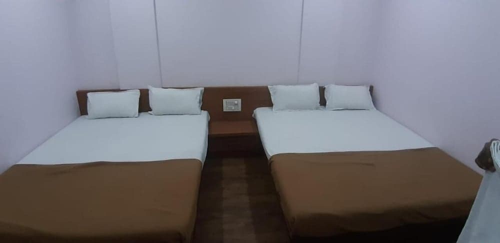 Rajhuns Deluxe Lodging