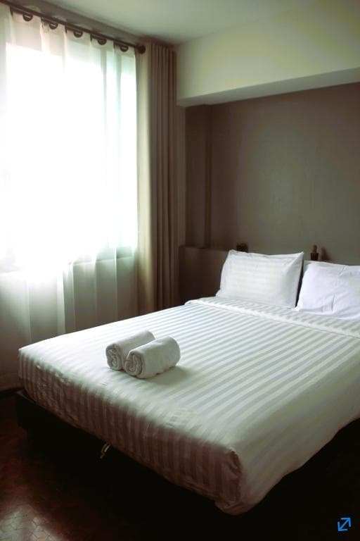 Lux Rooms Night Bazaar