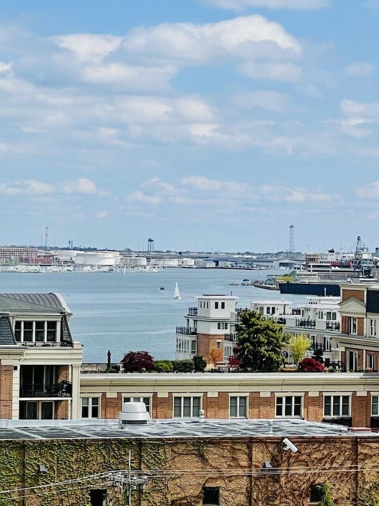 Hotel RL Baltimore Inner Harbor