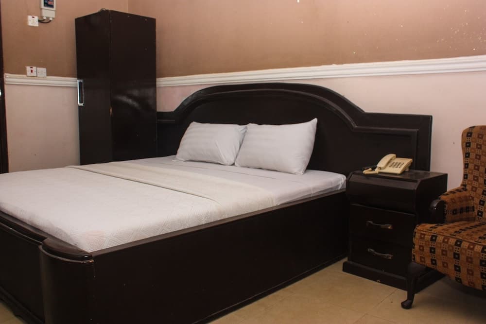 Oakland Suites