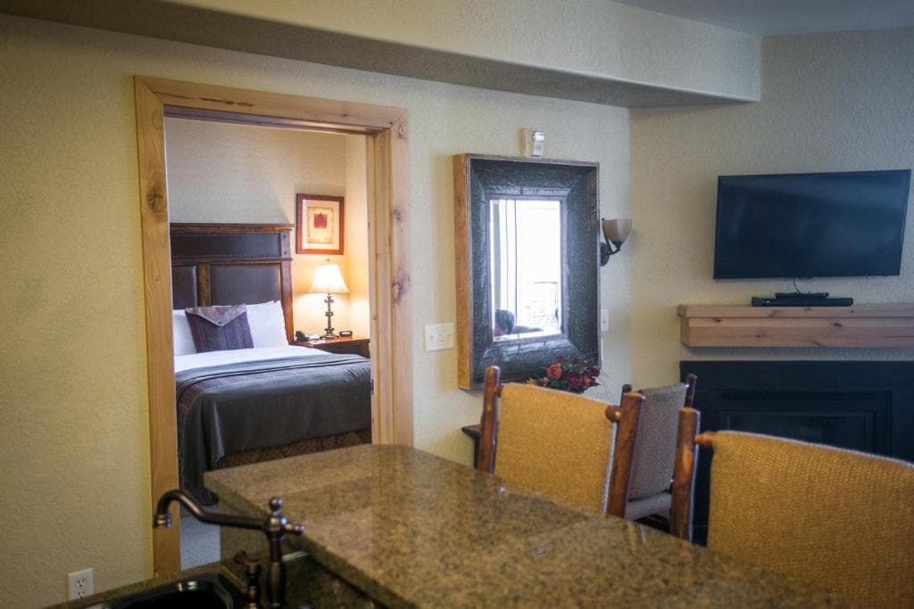 Shared Balcony Stunning Views & Steps from Slopes