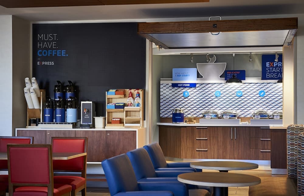 Holiday Inn Express & Suites - Fayetteville by IHG