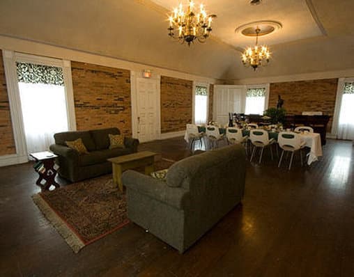 Rogues Harbor Inn