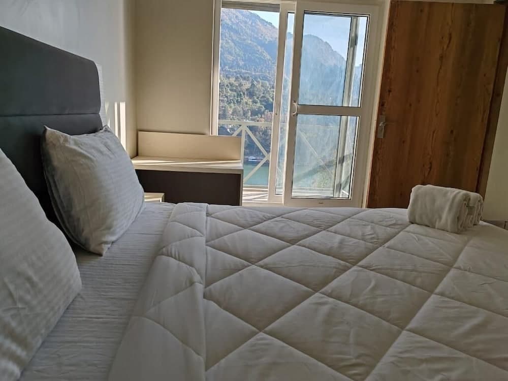 Hibiscus LakeView Hotel