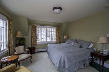 Four Mounds Inn