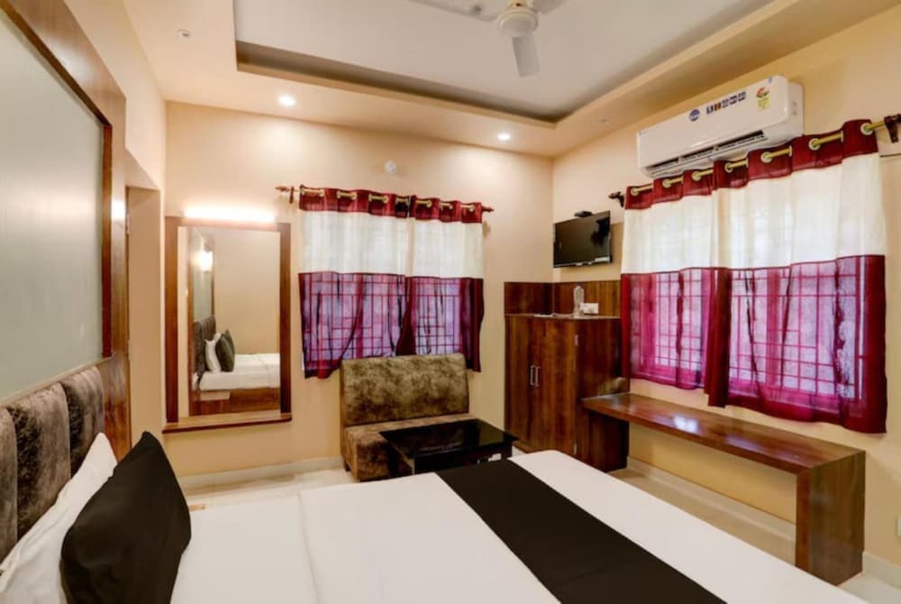 Goroomgo Ruby House Puri