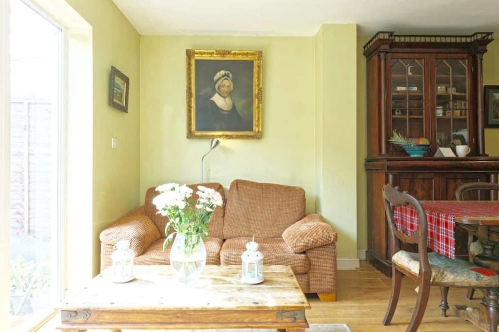 Lynbrook  Guests House