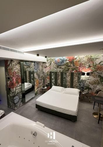 Iris Mhotel