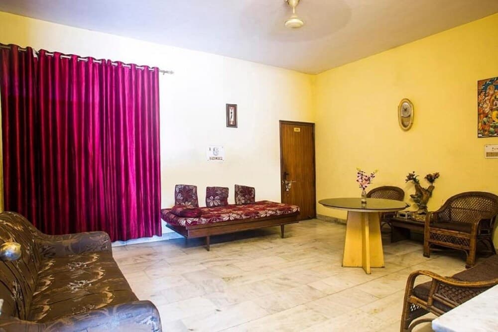 Goroomgo Samrat Charbagh Lucknow